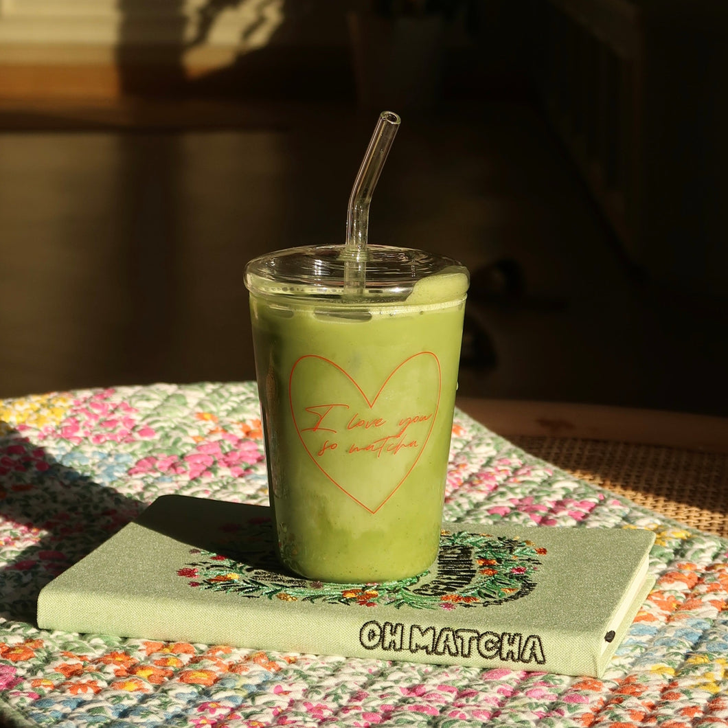 (I Love You So Matcha) كوب زجاجي مع غطاء و عود